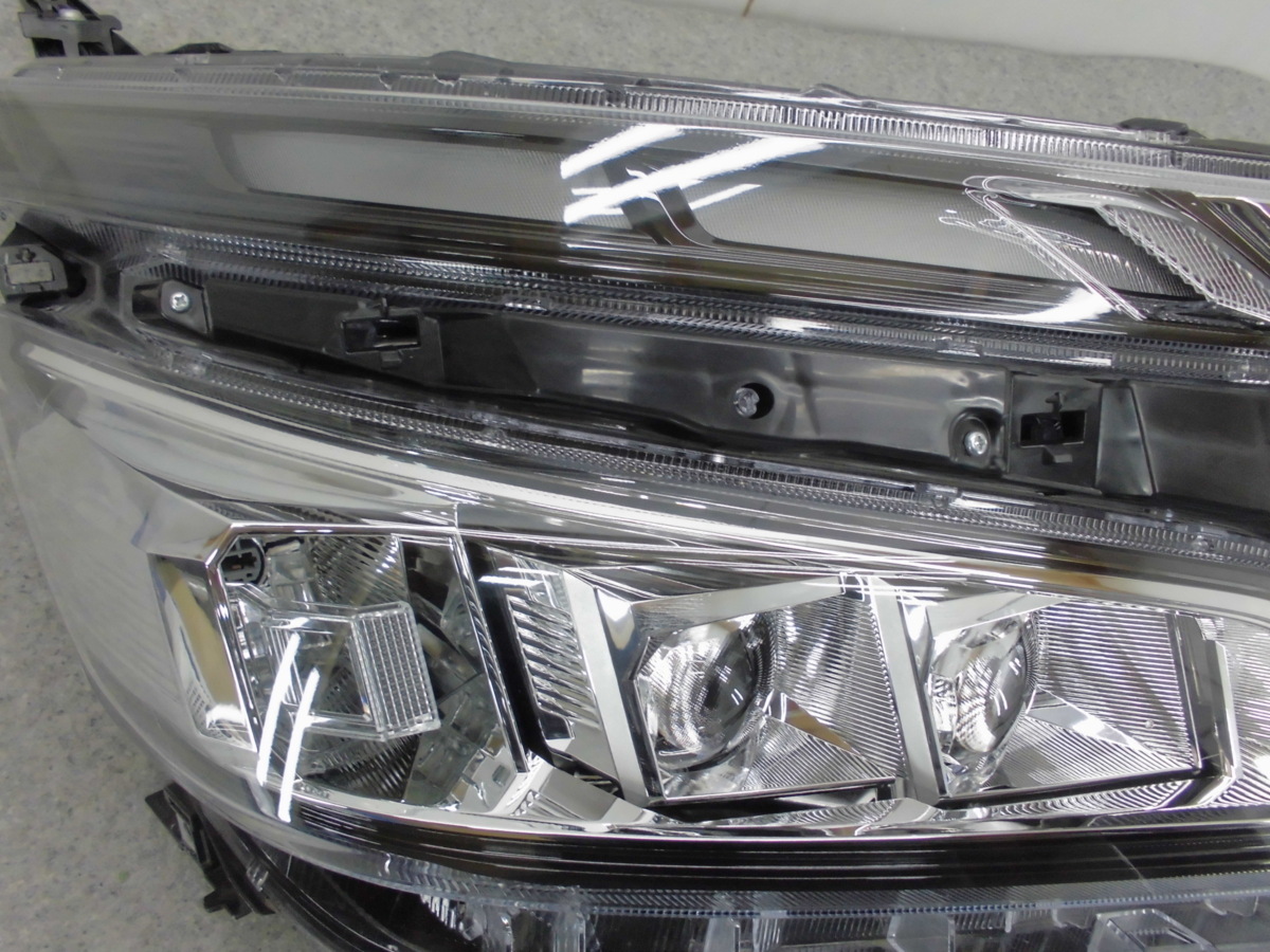 ヴォクシー 後期 純正 ZRR80G⁄ZRR85G⁄ZWR80G 前期 LED右ヘッド ZRR80G 