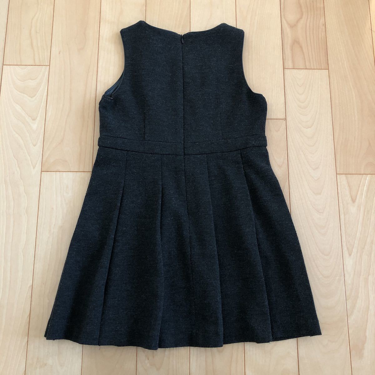 べべ Bebe ワンピース 130 グレー フォーマルにも ワンピース ミニ 売買されたオークション情報 Yahooの商品情報をアーカイブ公開 オークファン Aucfan Com