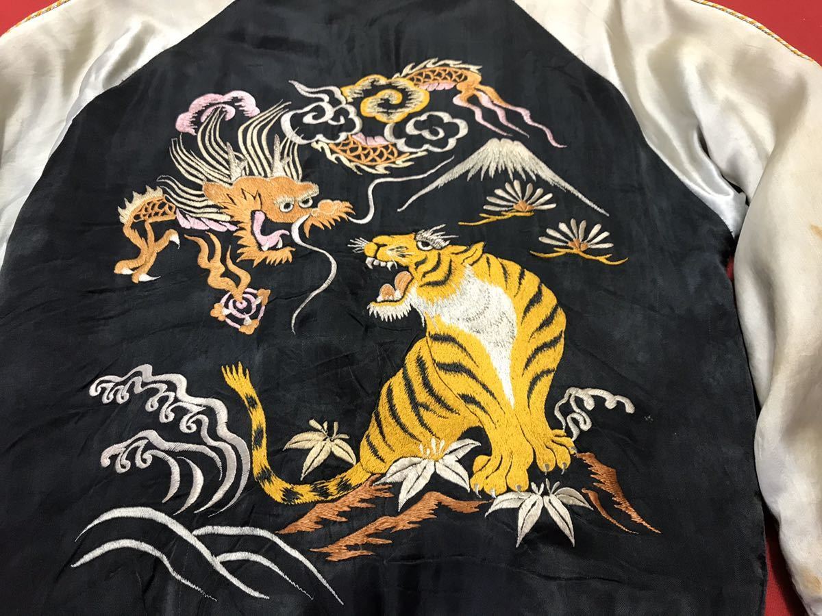 刺繍入りサテンスカジャン 黒とクリームMサイズ