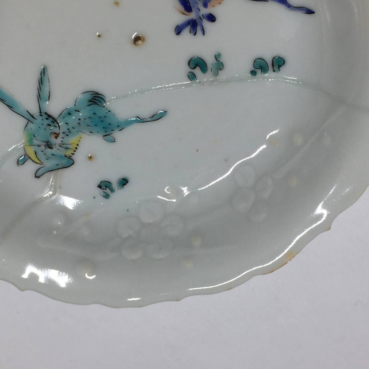 明末 南京赤絵 色絵 陽刻梅文の兎図 輪花皿 古染付・祥瑞・呉須赤絵と 