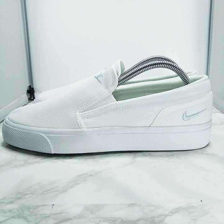 ナイキ Nike レディースシューズ スニーカー スリッポン 白 ホワイト Us7 Uk4 5 Eur38 24cm 24 0cm 売買されたオークション情報 Yahooの商品情報をアーカイブ公開 オークファン Aucfan Com