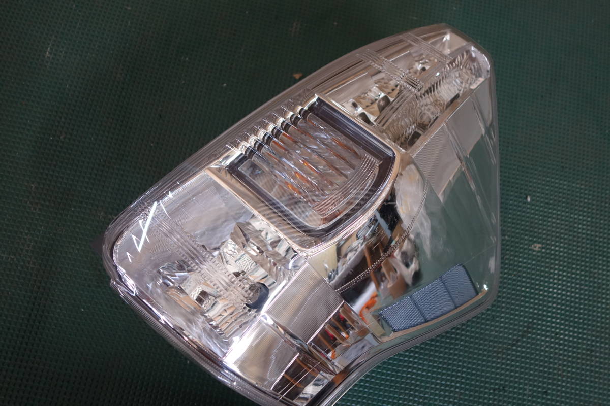 トヨタ純正プリウスα 左テールランプ STANLEY47-46 【公式通販】