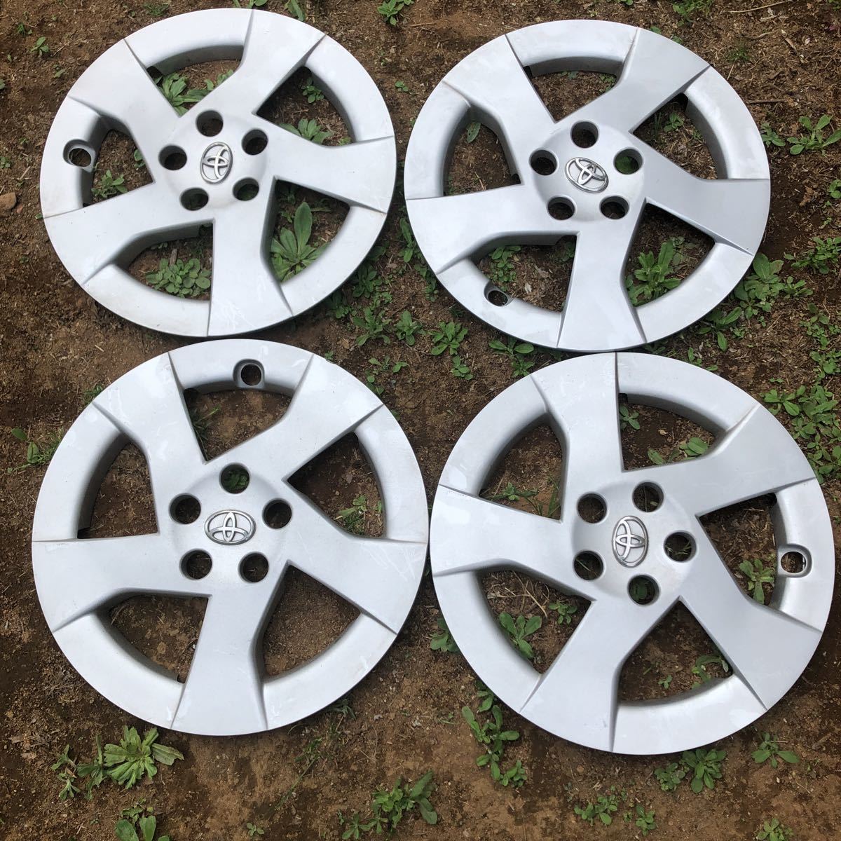 トヨタ30系前期 プリウス 純正ホイールキャップ 15インチ Zvw30 純正品 売買されたオークション情報 Yahooの商品情報をアーカイブ公開 オークファン Aucfan Com