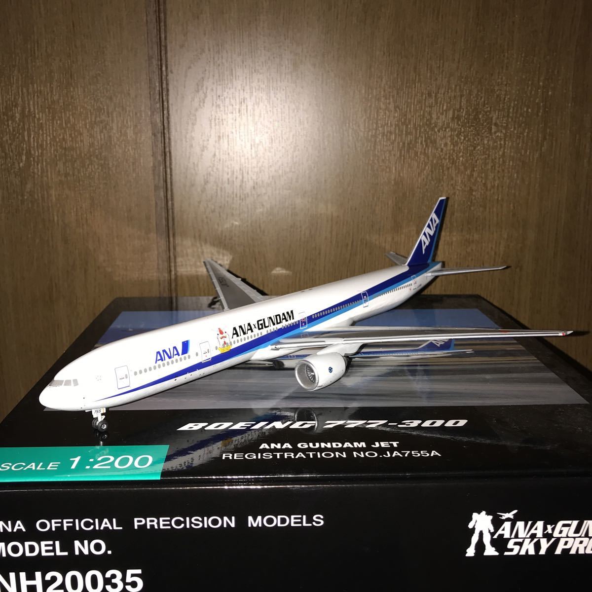 全日空商事1/200 B777-300 ANAガンダムジェット NH20035 ANA 777-300