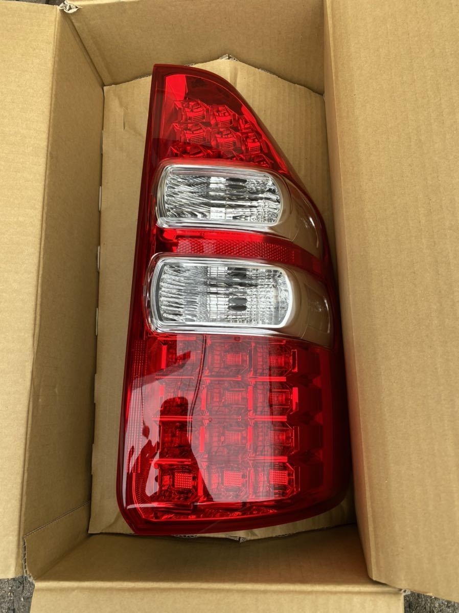 ノア 純正オプション テールランプ 左右セット 28-198 LED ZRR70W
