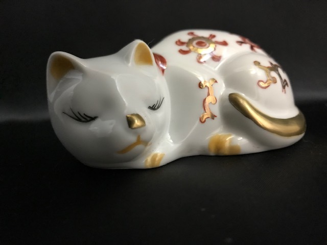 伊万里 眠り猫 花紋 9 8cm 猫置物 検索 縁起物 陶器 猫 置物 招き猫 招猫 貿易模様 猫オブジェ レトロ アンティーク ねこ 伊万里焼 里帰り 金襴手 売買されたオークション情報 Yahooの商品情報をアーカイブ公開 オークファン Aucfan Com