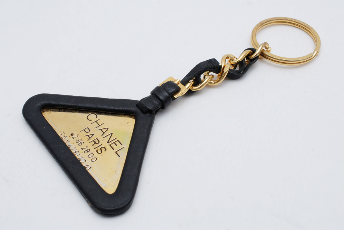 1円スタート シャネル CHANEL ロゴ 文字 三角 トライアングルプレート 1円スタート シャネル CHANEL ロゴ 文字 三角 トライアングルプレート