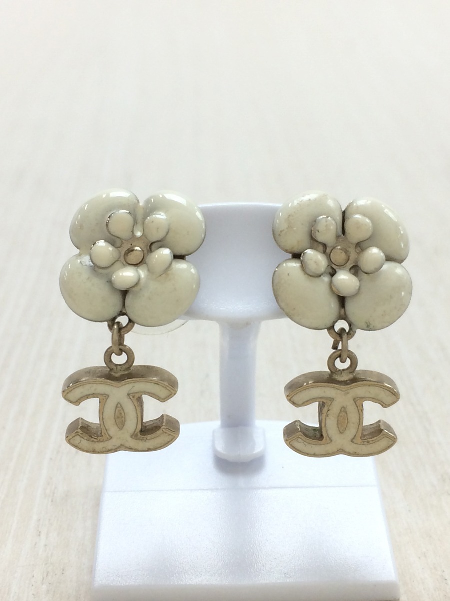 美品 CHANEL シャネル ピアス ココマーク ホワイト×シルバーカラー CHANEL◇ピアス/アクセサリー/ココマーク/ホワイト/白/シルバー/小物