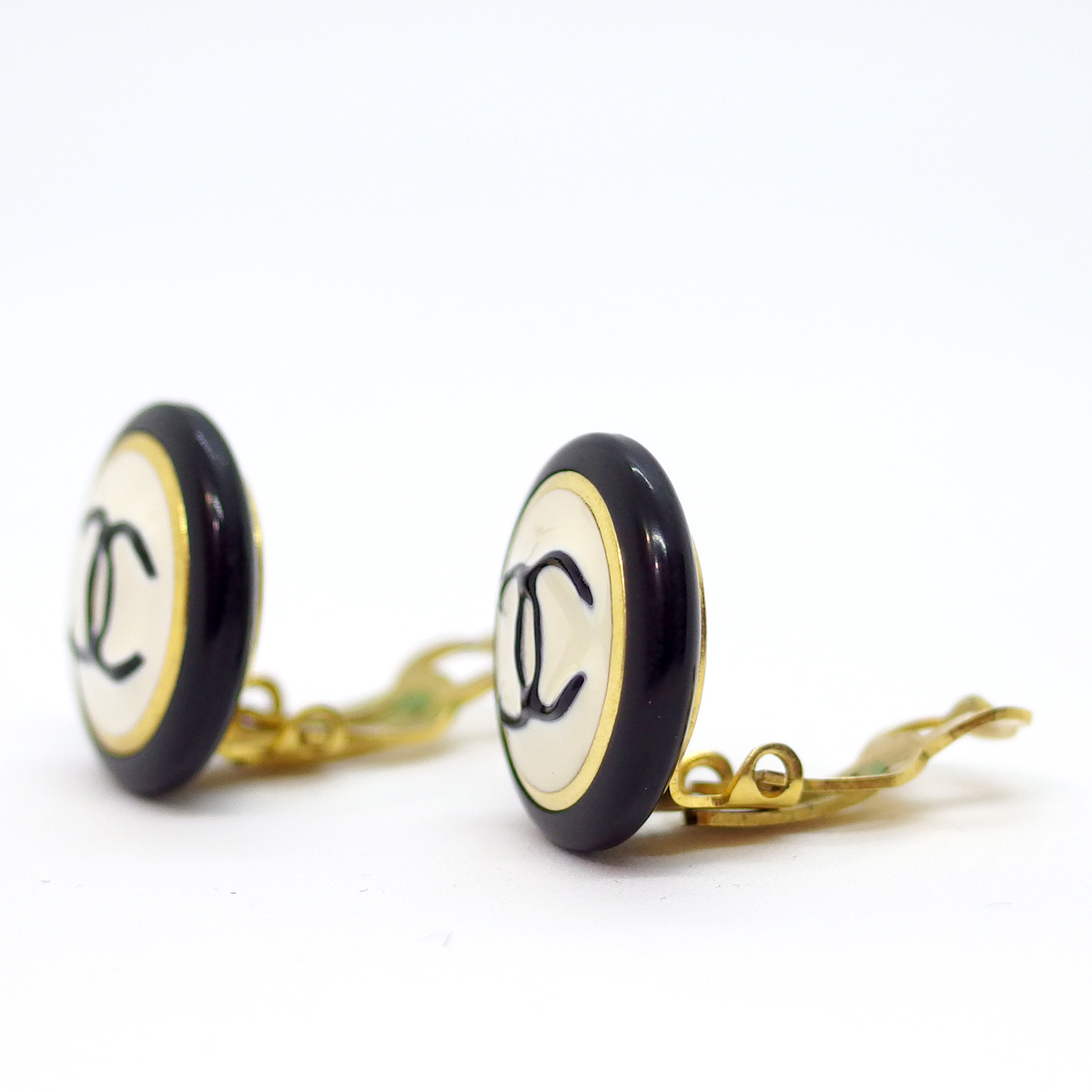 シャネル CHANEL 97’製ブラック&ホワイトココマークイヤリング　【中古】 CHANEL ココマーク シャネル ホワイト CHANELシャネル メルカリ