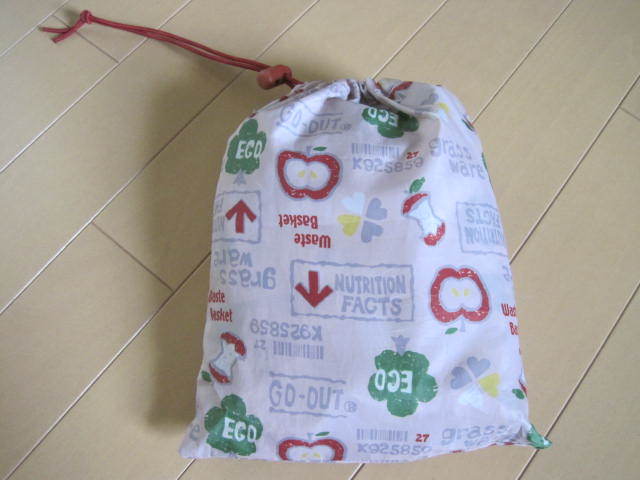 レインコート ピンク系 専用外袋付き 英語ロゴ 絵柄 110ｃｍ カッパ 雨合羽 リンゴ柄 110 105 114cm 売買されたオークション情報 Yahooの商品情報をアーカイブ公開 オークファン Aucfan Com