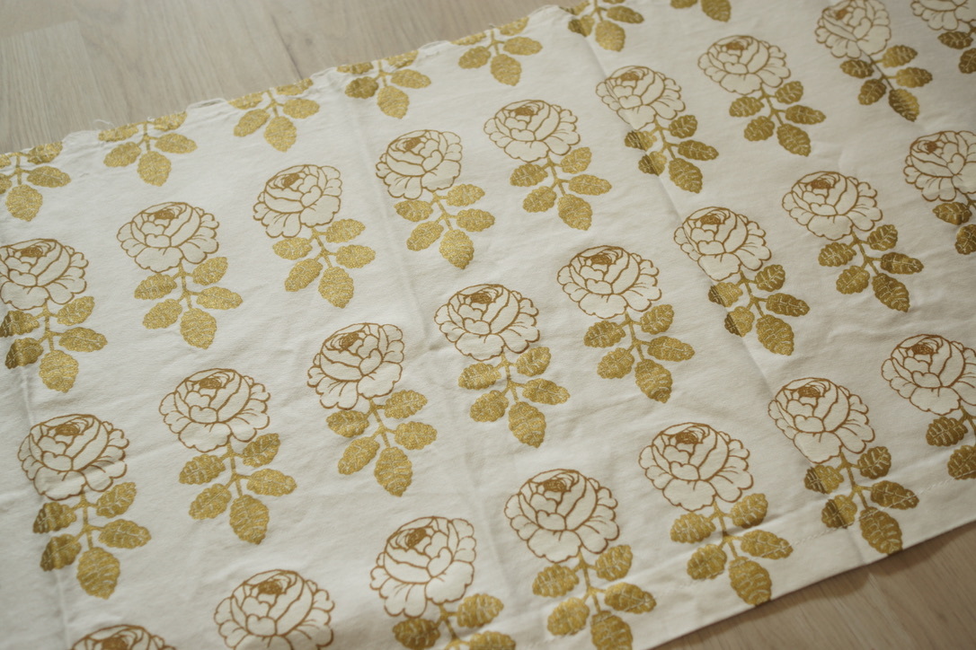 大人気，送料無料 マリメッコ ヴィヒキルース Vihkiruusu 白/金 生地 はぎれ 132x35cm(その他)｜売買されたオークション情報、yahooの商品情報をアーカイブ公開 - オークファン その他