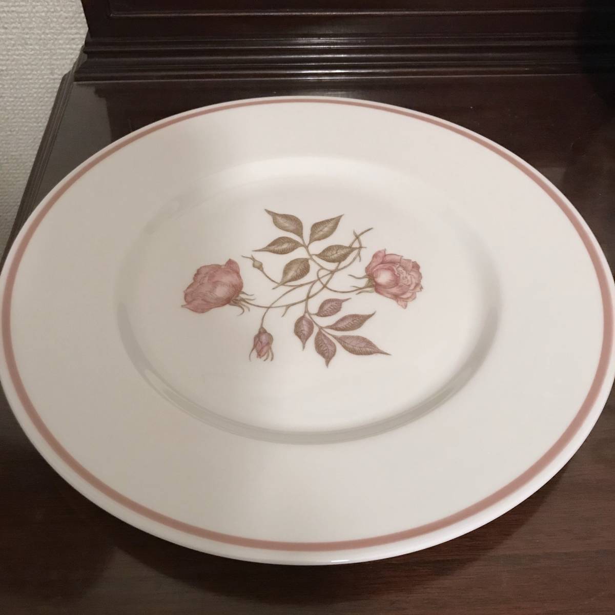 美しいバラの花が描かれたスージークーパーのタリスマンのアンティーク