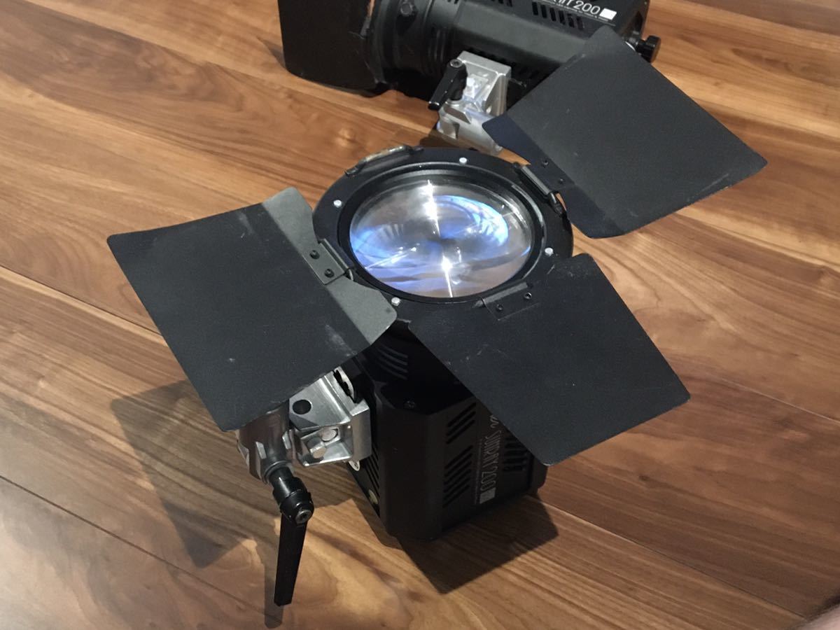 Skier Sunray | プロ機材ドットコム、照射角度を変えられるLEDライトを発売 プロ機材ドットコム、撮影用LED照明2機種「Skier Sunrayキューブ 楔石攝影怪兵器 FOCUS DT200 比價比個夠BigGo 2026年6月| 200的價格推薦- LEDライト Vook(ヴック) 3選 色温度可変になった、モノブロックストロボ型の大光量LED