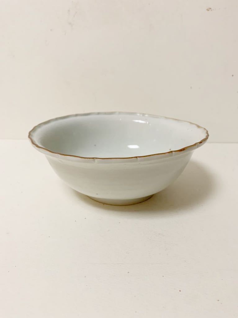 清冽な空気感です！江戸中期 古伊万里 柿右衛門白磁 濁手 輪花の中鉢