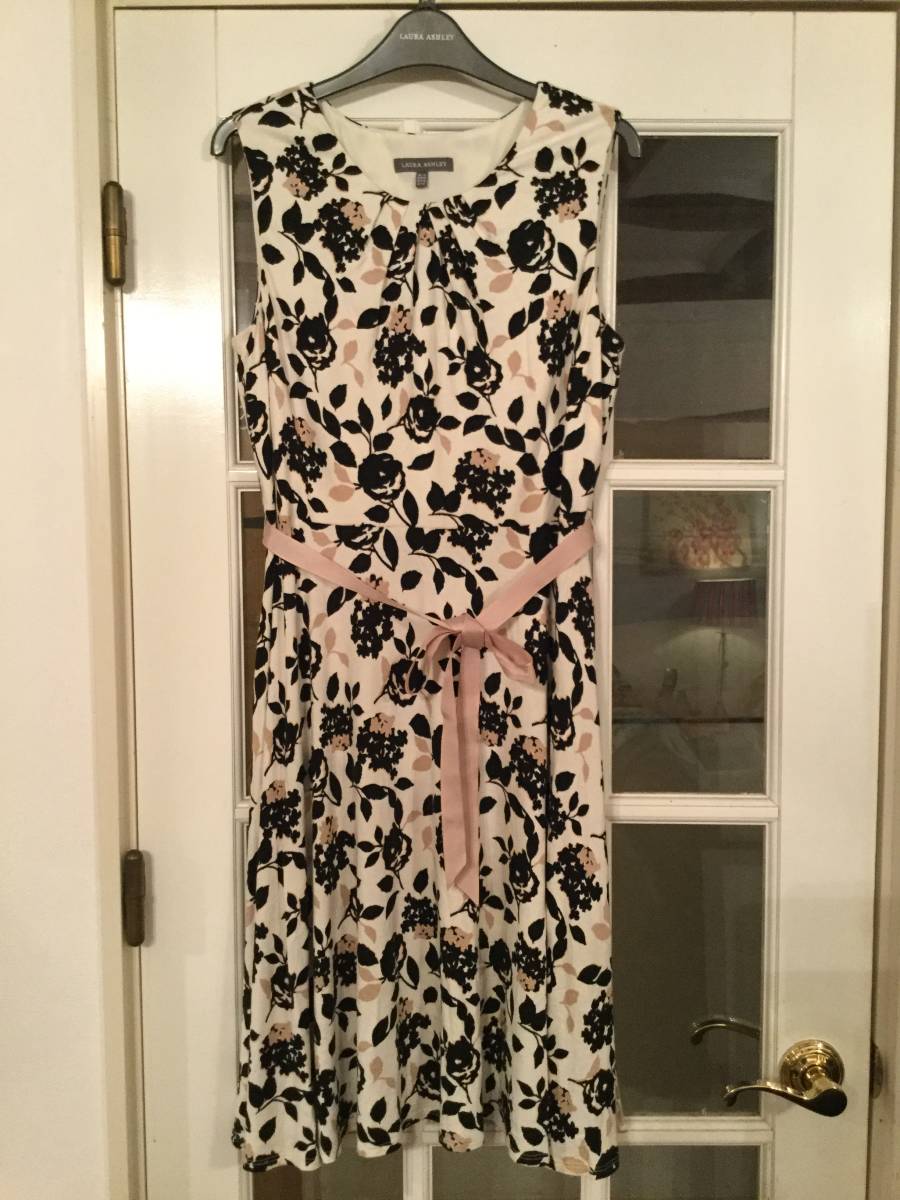ローラアシュレイ アイボリー地黒ベージュ花柄ワンピース１３号 ワンピース 売買されたオークション情報 Yahooの商品情報をアーカイブ公開 オークファン Aucfan Com