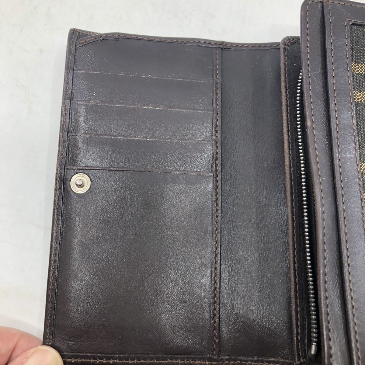 Y10028 FENDI フェンディ 二つ折り 財布 ズッカ 柄 ブラウン 【公式通販】