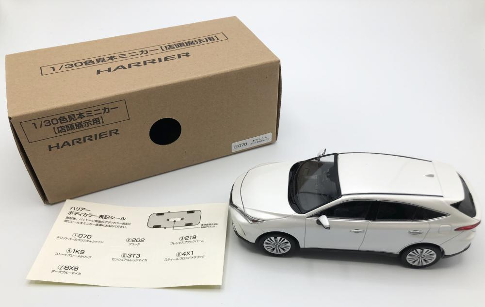 開封 TOYOTA トヨタ ハリアー 1/30 カラーサンプル 色見本ミニカー 070