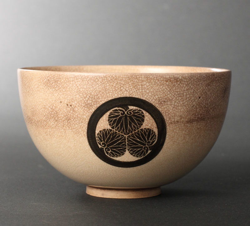 葵紋図茶碗 葵紋 共箱 三つ葉葵紋 茶道具 時代 古美術 葵紋茶碗 江戸時代 三ツ葉葵紋茶碗(小振) （茶道具 時代 献上茶碗 徳川家） 2026年