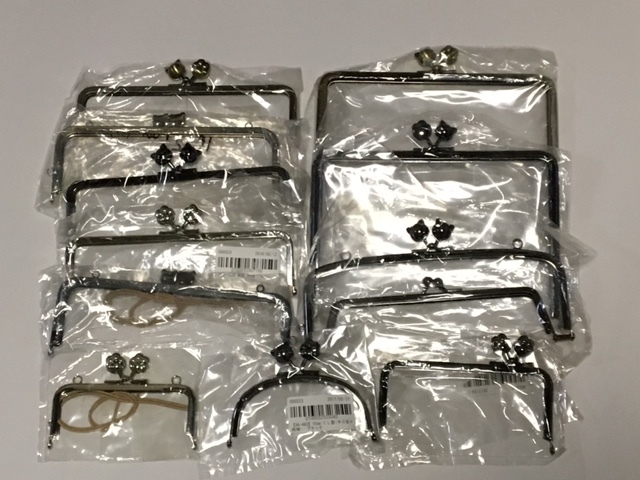 がま口 口金 肉球の通販 肉球がま口 ← HANARIMA SHOP | ネコの通販 がまぐち シルバー 12cm 差し込み口金 手芸材料のネット メール便・ハンドメイド通帳ケース・猫柄・がま口タイプ（肉球ツマミ 日々の暮らしを心地よくする