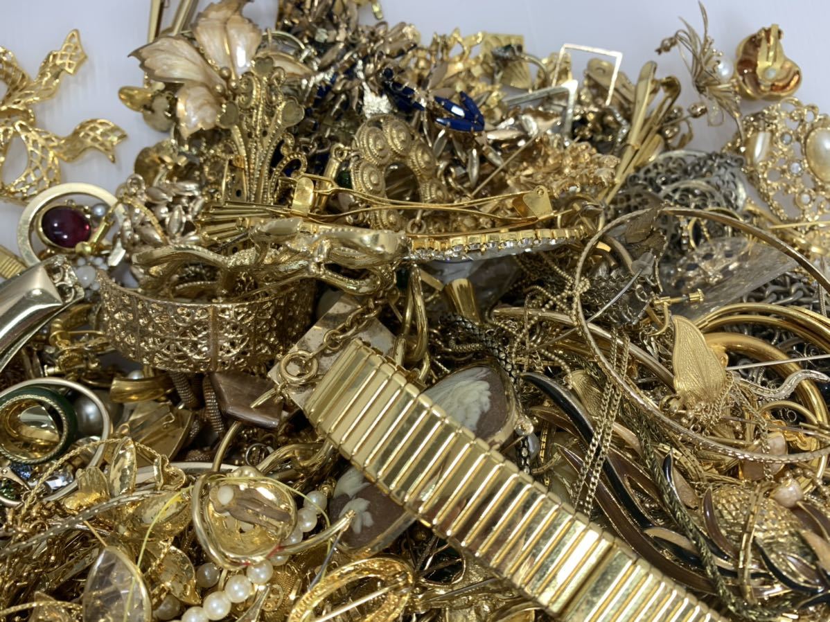 ☆アクセサリー大量2.6kgペンダント イヤリング（ジャンク