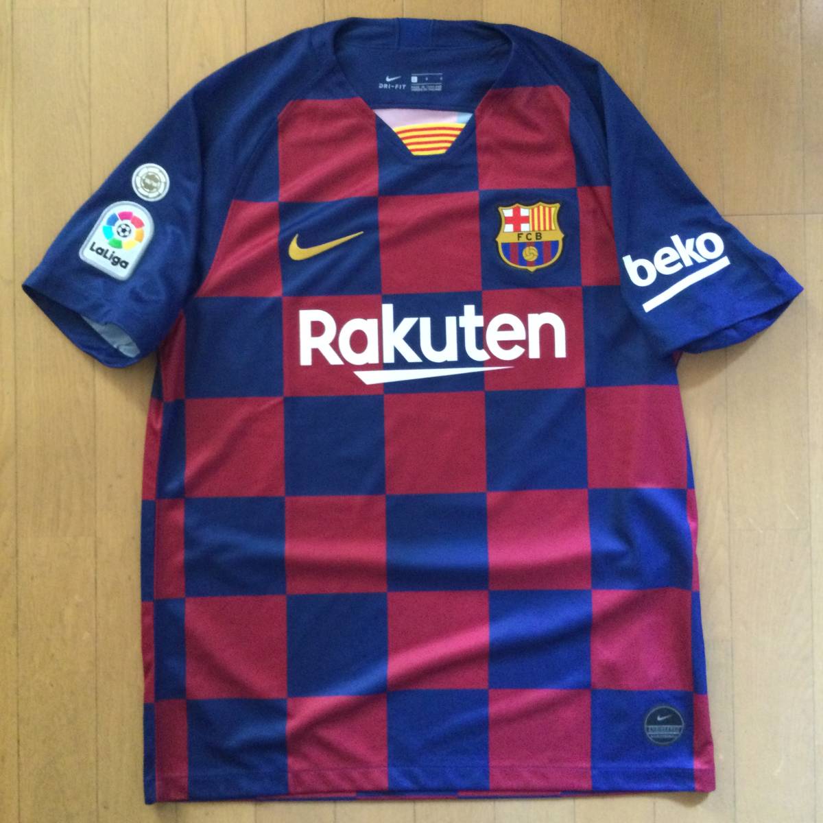 The Dugout リオネル メッシ 直筆サイン入り バルセロナ 19 ユニフォーム 実使用 サイン入りウエア 売買されたオークション情報 Yahooの商品情報をアーカイブ公開 オークファン Aucfan Com