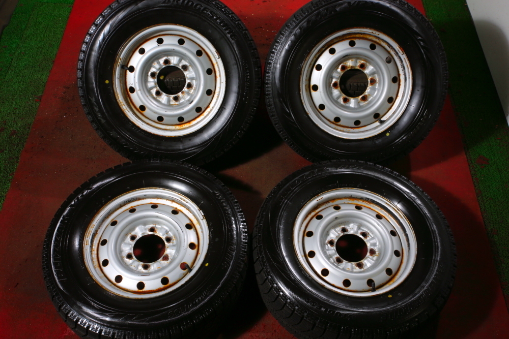 新品同様 215/70R15 ブリヂストン スタッドレス BLIZZAK VRX ホイール