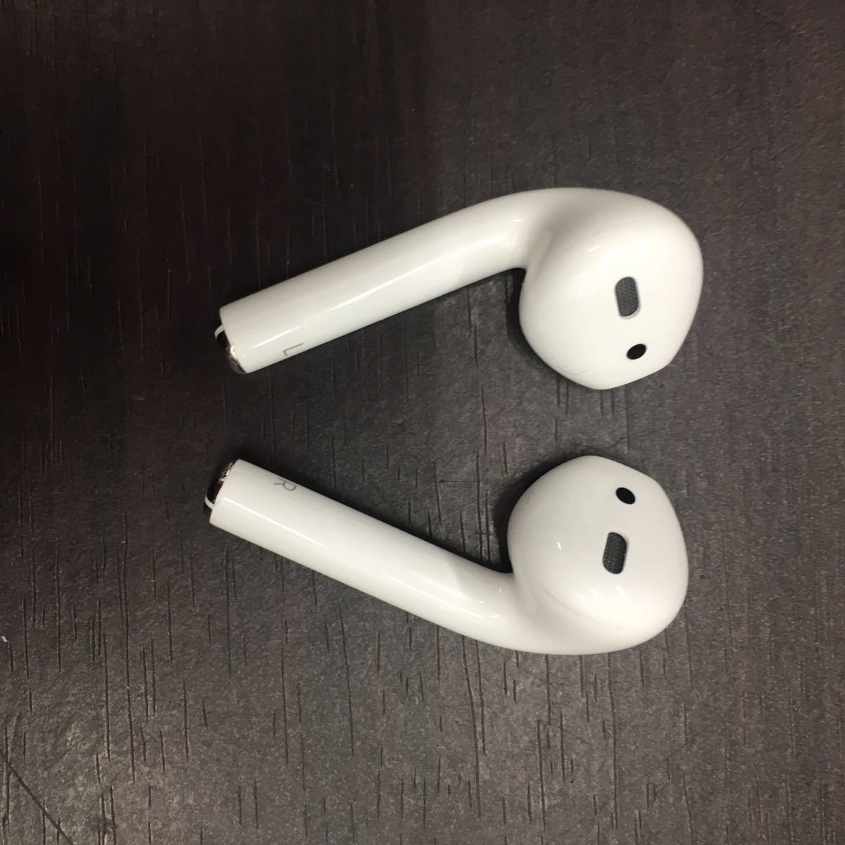 W3/【良品】Apple AirPods with Charging CASE MV7N2J/A A2032 動作確認済 ワイヤレスイヤホン Bluetooth アップル エアポッズ