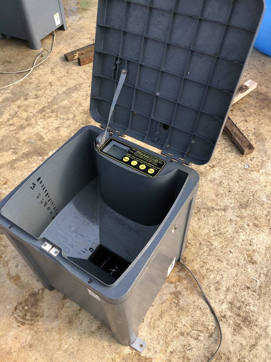 錦鯉 自動給餌機 餌やり名人17L 100V電源タイプ ② 中古 新高滝観