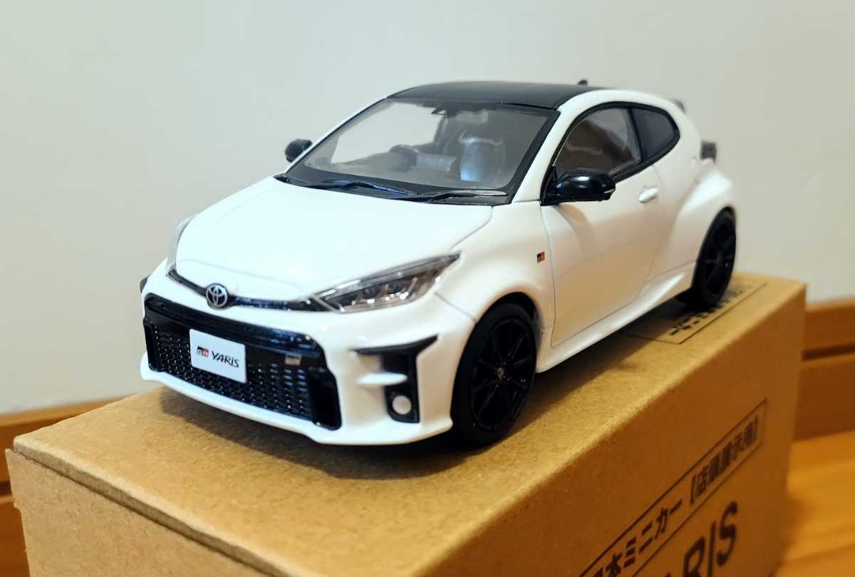 1/30カラーサンプルミニカー GRヤリス 040スーパーホワイトⅡ トヨタGR