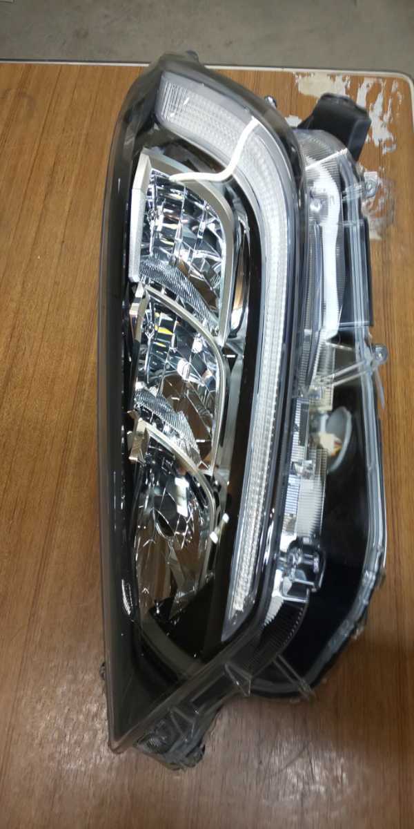 N】トヨタ ヤリス 純正 3灯LEDヘッドライト 左側 KOITO:K0-3 刻印:K2