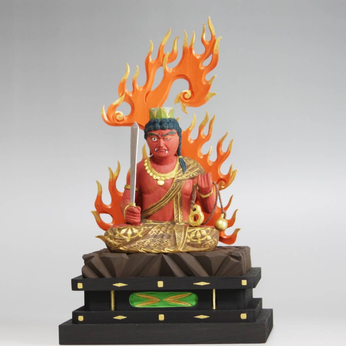 不動明王坐像　東寺監修　樹脂製　彩色　座像　仏教 彩] 不動明王坐像 あか不動 木彫彩色 金線文様 仏像 全長約：25cm 東洋