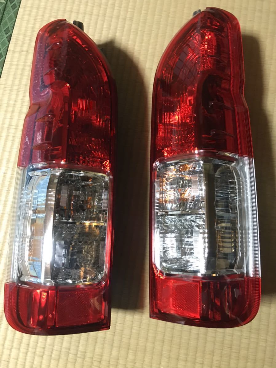 ハイエース　9型ナロー　新車外し　純正テールランプ ハイエース 9型ナロー 新車外し 純正テールランプ ハイエース 9型