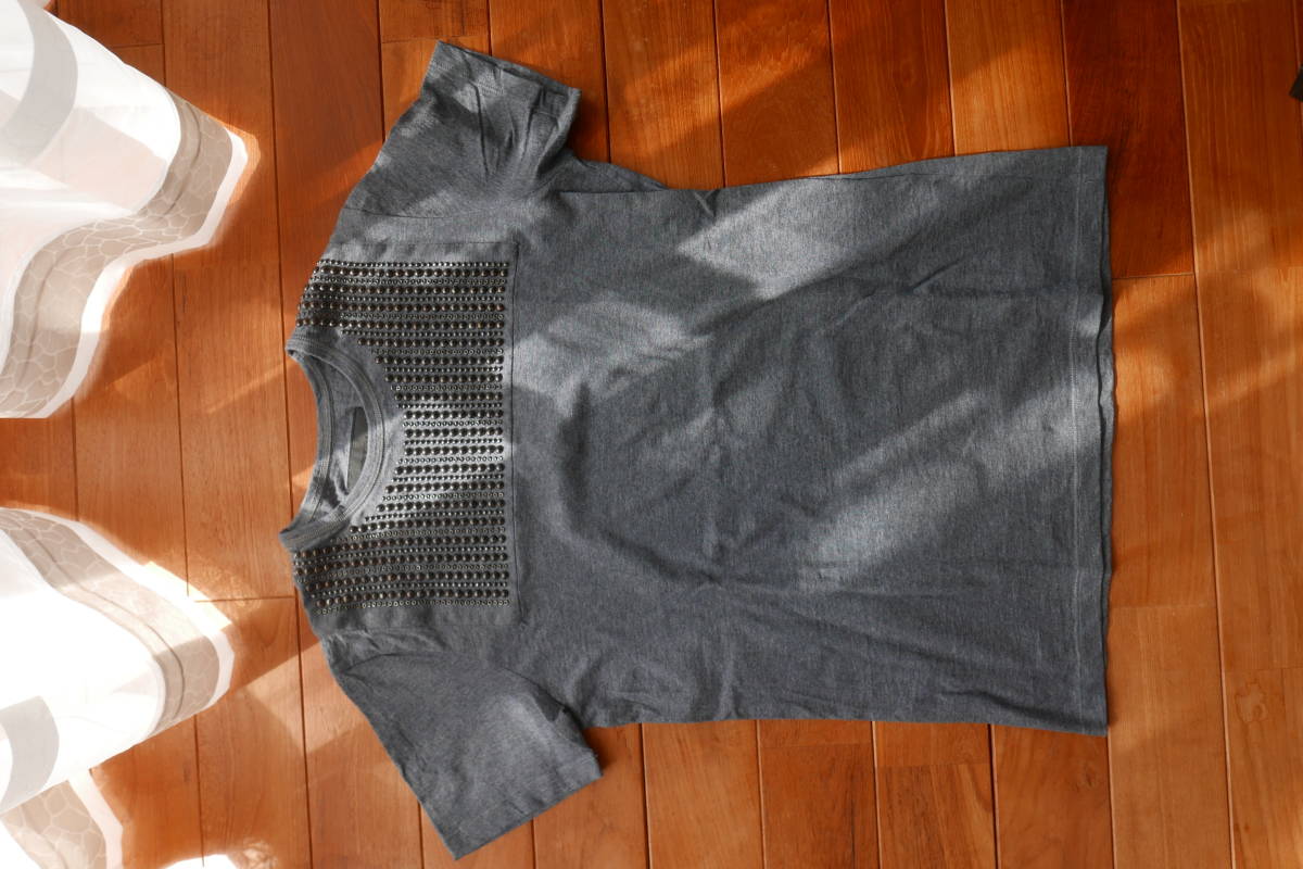 PRADAプラダ　メンズライクなあなたに　メタルスタッズ装飾おしゃれグレーＴシャツ（男性着用時ＸＳサイズ、女性着用時Ｍサイズ） PRADA (プラダ) プラダ サフィアーノ 5%OFF PRADA&frasl;プラダ_Men通販