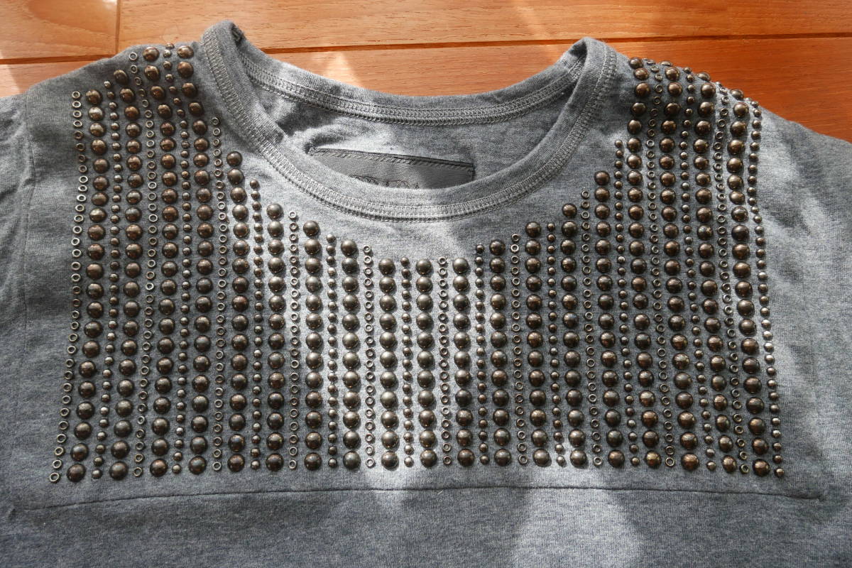 PRADAプラダ　メンズライクなあなたに　メタルスタッズ装飾おしゃれグレーＴシャツ（男性着用時ＸＳサイズ、女性着用時Ｍサイズ） PRADA (プラダ) プラダ サフィアーノ 5%OFF PRADA&frasl;プラダ_Men通販