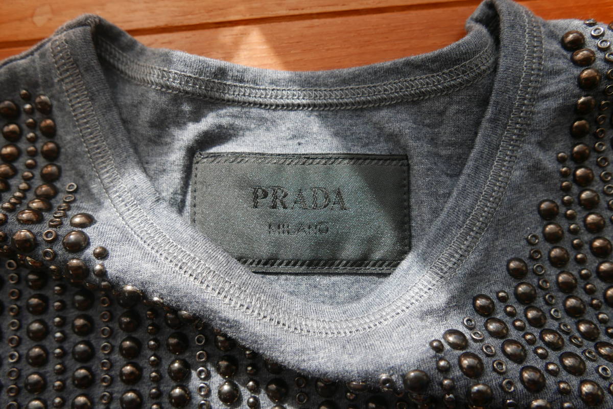 PRADAプラダ　メンズライクなあなたに　メタルスタッズ装飾おしゃれグレーＴシャツ（男性着用時ＸＳサイズ、女性着用時Ｍサイズ） PRADA (プラダ) プラダ サフィアーノ 5%OFF PRADA&frasl;プラダ_Men通販