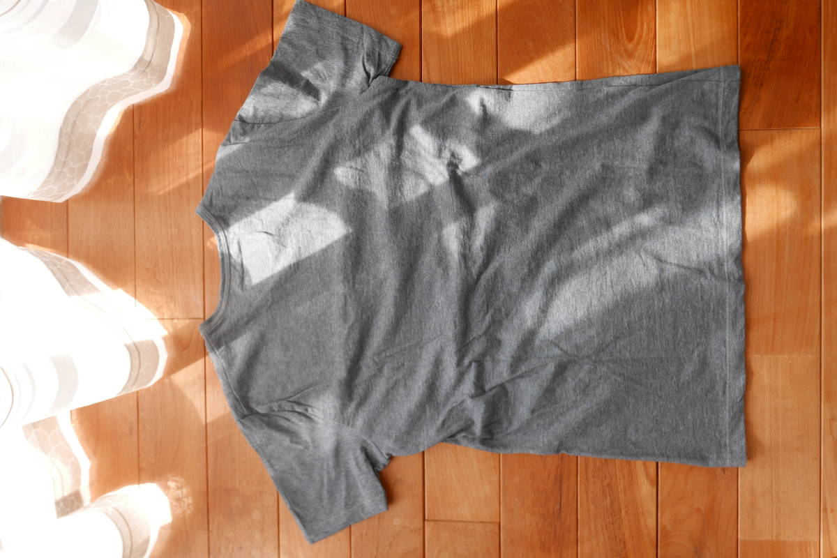 PRADAプラダ　メンズライクなあなたに　メタルスタッズ装飾おしゃれグレーＴシャツ（男性着用時ＸＳサイズ、女性着用時Ｍサイズ） PRADA (プラダ) プラダ サフィアーノ 5%OFF PRADA&frasl;プラダ_Men通販