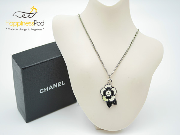 爆買い，本物保証 シャネルCHANEL カメリア ネックレス 金属素材 シルバー&times;アイボリー&times;黒 05P(ネックレス、ペンダント、チョーカー)｜売買されたオークション情報、yahooの商品情報をアーカイブ公開 - ネックレス、ペンダント、チョーカー