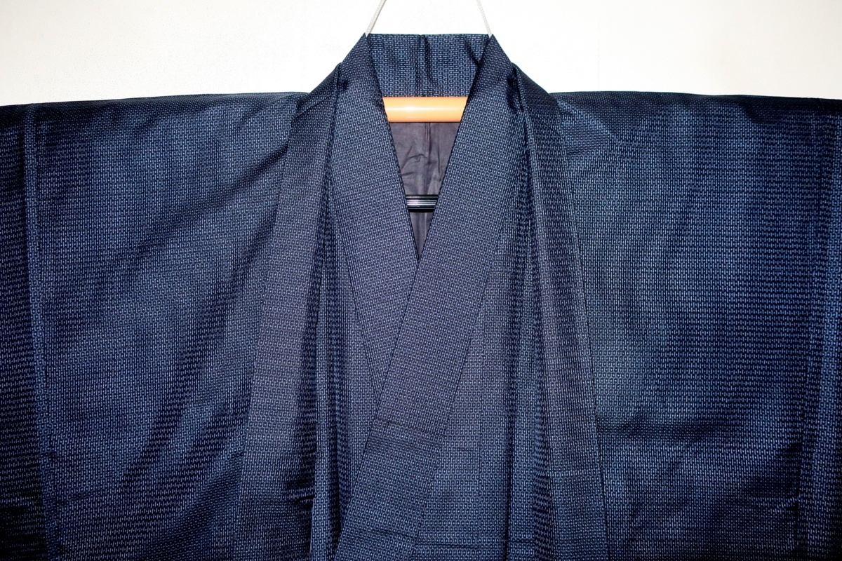 壱金1820 本絹泥藍大島紬男着物羽織 裄69丈143К百山亀甲紺瑠璃 極美品 本場大島紬 正絹 泥藍染め 本絹泥大島紬男着物羽織  裄69丈141К百山亀甲 鉄茶色高倉