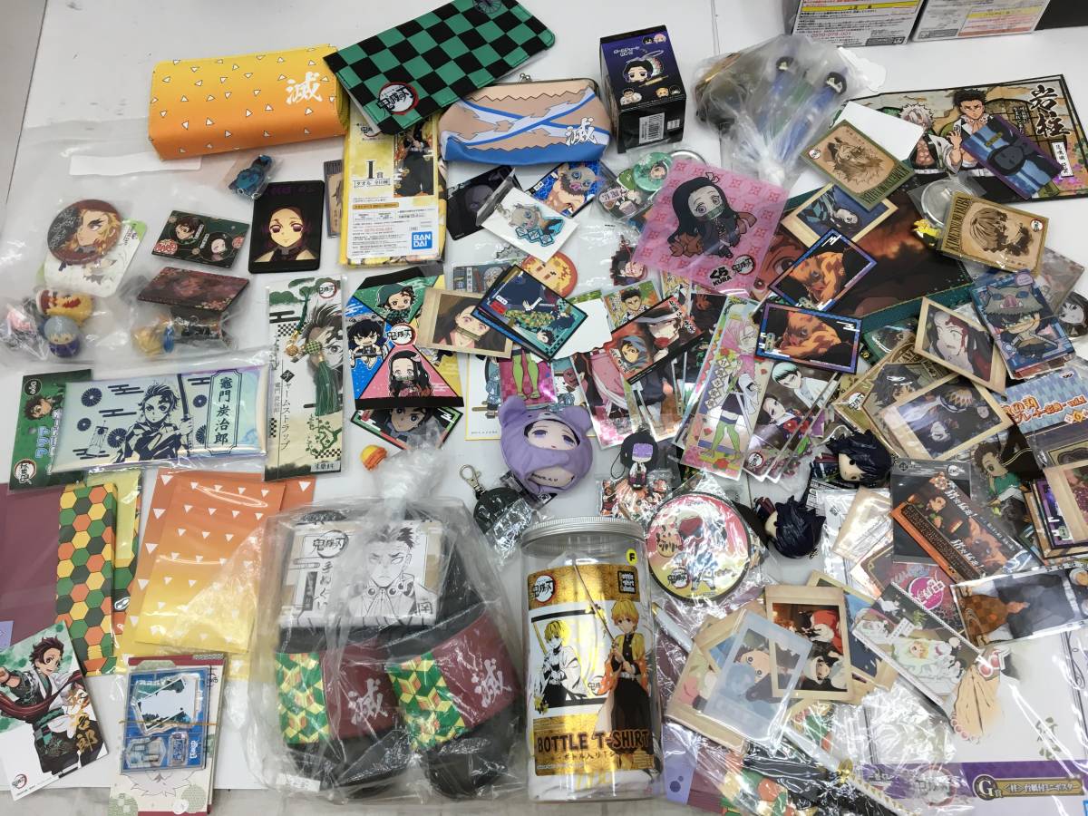 超大量】【一部未開封含む】鬼滅の刃グッズ(フィギュア，ポストカード 