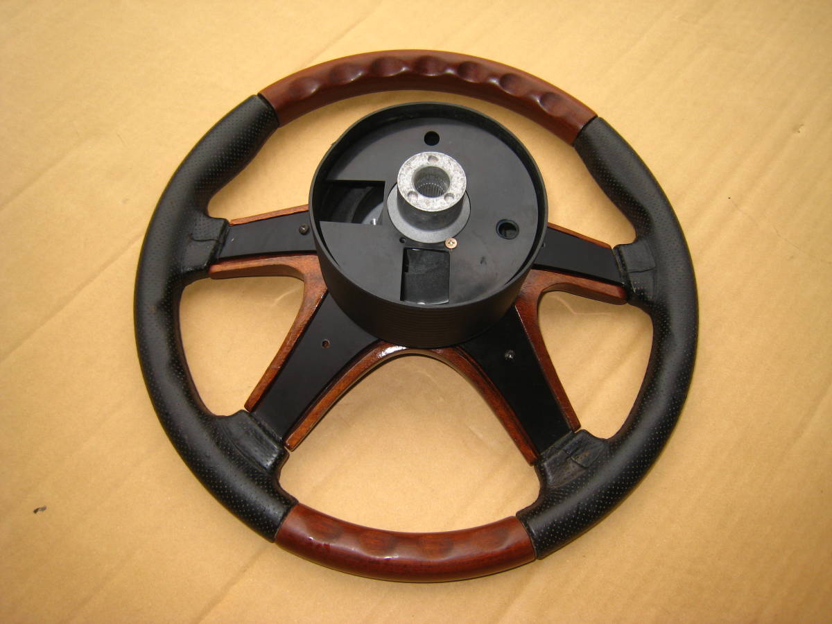 ナルディ ガラ4 GARA4 当時物 Y31セドグロ用ボス付き NARDI 車 ナルディ ガラ4 GARA4 当時物 Y31セドグロ用ボス付き NARDI