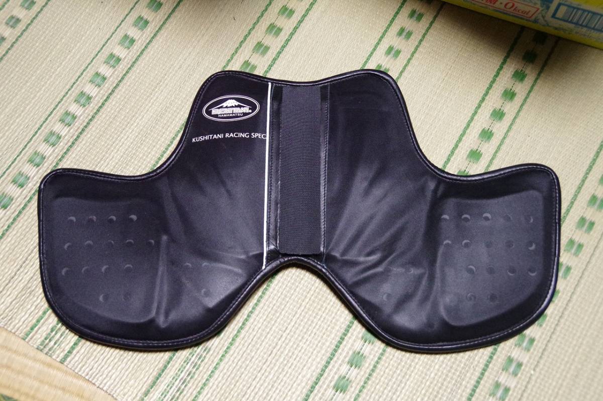 KUSHITANI〕K-4395 RACING BREAST PAD レーシングブレストパッド 胸 