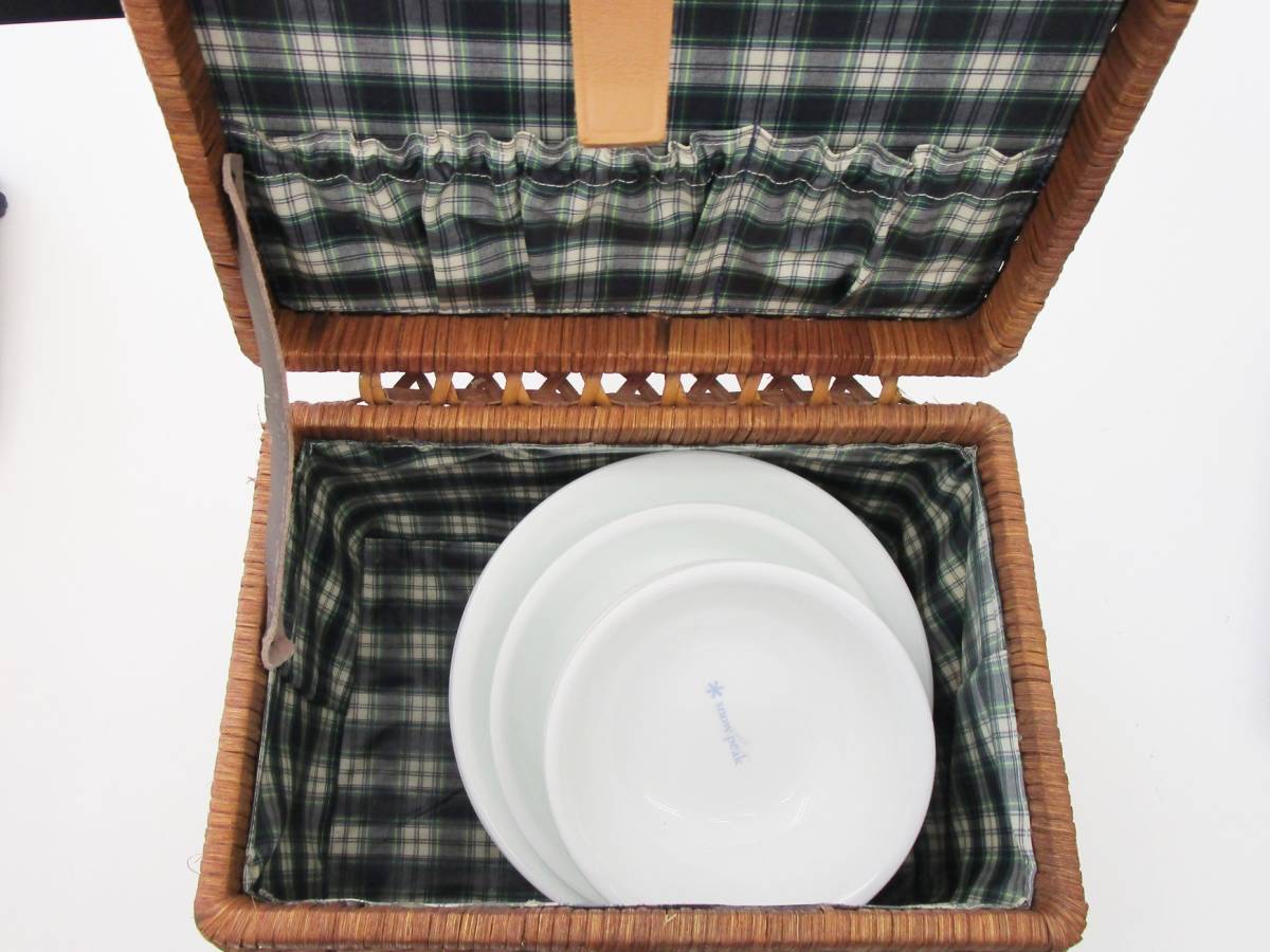 snow peak 　皿セット　CORELLE（コレール社）と藤のケース