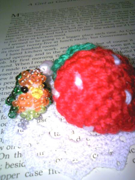 コザクラインコ（ノーマル）と編み苺の携帯ストラップ♪小鳥_1