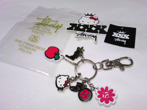 限定コラボ STUSSYハローキティ（Hello Kitty）キーホルダー(服飾小物