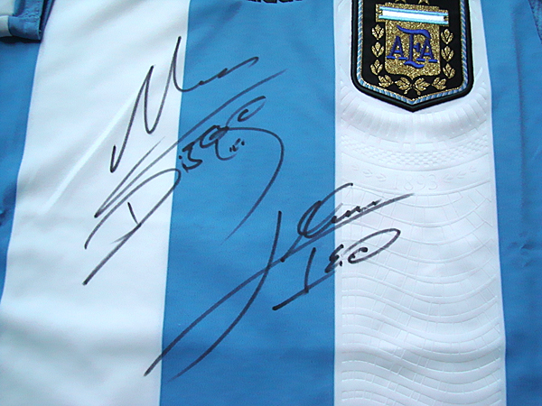 メッシ マラドーナ アルゼンチン直筆サインユニフォーム証明書付 サイン 売買されたオークション情報 Yahooの商品情報をアーカイブ公開 オークファン Aucfan Com