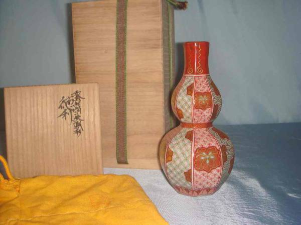 九谷焼 吉光隆広(芳隆) 赤絵細描 阿弥陀三尊立像 大皿 瓔珞紋【MA886】 陶＞ ☆ 九谷焼赤絵細描 吉光 隆広（号 芳隆） 瓢形徳利 ☆(酒器