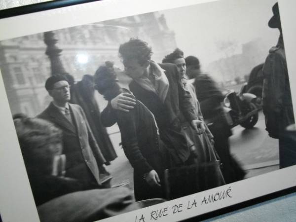 ☆ロベール・ドアノー☆パリ市庁舎前のキス☆ポスター額入り！(ホビー 