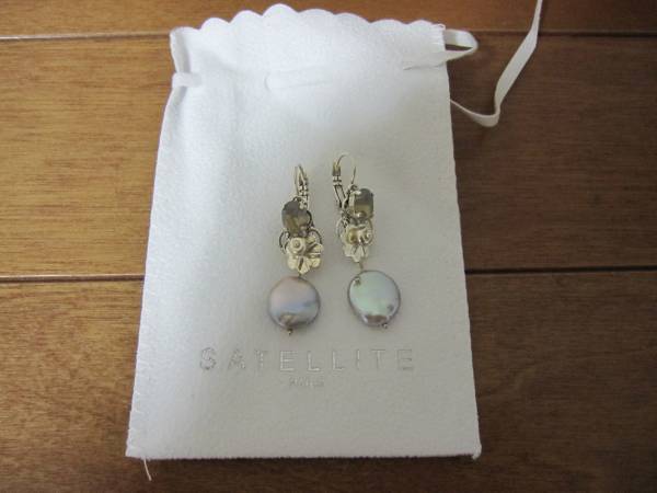 ☆パリで購入新品satelliteサテリットピアス☆花パールシャネル(淡水  