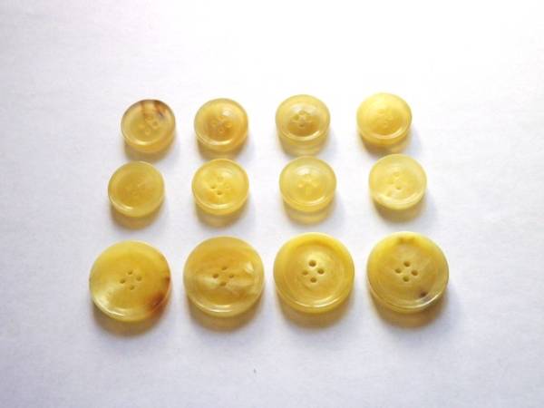 水牛ボタン 14mm8個 19mm4個 イタリアサイズ 貴重ベージュ1着分