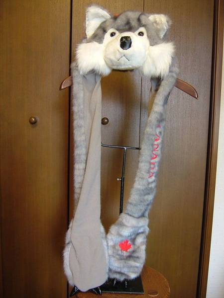 カナダ土産オオカミ モフモコ帽子マフラー 灰色狼 手袋襟巻にも その他 売買されたオークション情報 Yahooの商品情報をアーカイブ公開 オークファン Aucfan Com